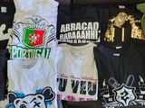 de nombreux t-shirts étalés sur un canapé noir