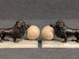 paire de serre-livres en bronze représentant des lions, sur des socles en marbre