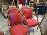deux chaises rouges qui se trouvent dans une pièce
