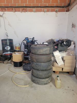 un tas de pneus et d'autres objets dans un garage