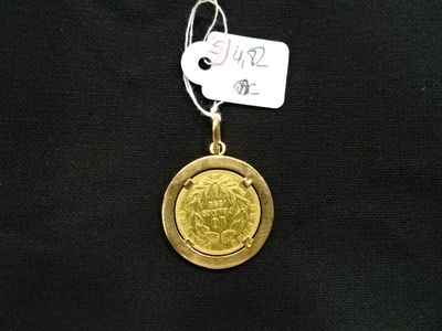 un gros plan d'une médaille d'or à laquelle est attachée une étiquette