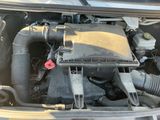 une photo du moteur d'une voiture, le capot ouvert
