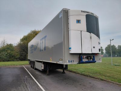 un camion qui roule sur la route sous la pluie