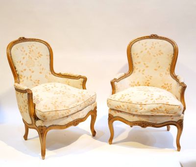 Paire de bergères de style Louis XV en bois sculpté, garnitu…