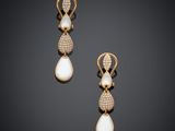 une paire de boucles d'oreilles en or et en nacre