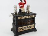 une figurine représentant un homme posé sur un banc d'orgue
