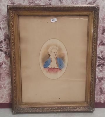 une vieille photo d'une femme en robe bleue dans un cadre doré