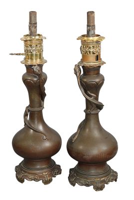 une paire de bougeoirs anciens en bronze surmontés de figurines