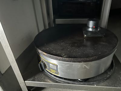 une image représentant un poêle sur lequel est posé un faitout