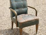 une chaise posée sur un sol en gravier