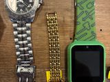 Plusieurs montres différentes sont exposées sur une table en bois