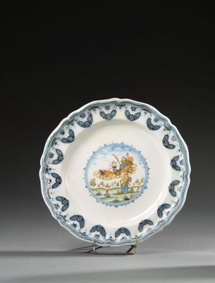 une assiette bleue et blanche avec une image d'un homme à cheval