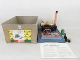 une boîte contenant une petite maquette de locomotive à vapeur