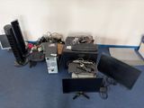 il y a beaucoup de matériel informatique par terre dans cette pièce