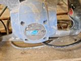 quelqu'un utilise une scie circulaire pour couper une pièce de bois