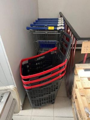 de nombreux paniers empilés par terre dans une pièce
