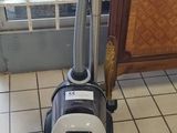 un aspirateur posé par terre devant une porte