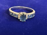 un gros plan d'une bague sur une surface bleue