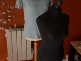 un mannequin et un t-shirt posés sur un support dans une pièce