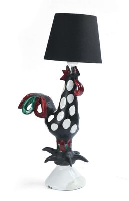 une lampe en forme de coq, en noir et blanc, avec un abat-jour noir