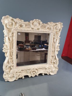 un miroir posé sur une table dans une pièce