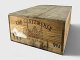 une boîte en bois avec une étiquette de vin