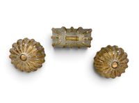 Suite de trois luminaires en verre moulé et doré.