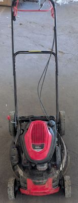 une image d'une tondeuse à gazon garée dans un garage