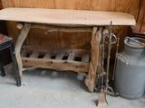 une table en bois qui se trouve dans une pièce