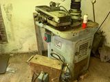 une machine qui se trouve dans le coin d'une pièce