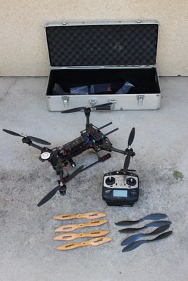 une boîte contenant des outils et un système de télécommande posée au sol