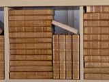 de nombreuses piles de livres sur une étagère dans une pièce