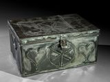 une boîte en métal décorée de cœurs, posée sur une table