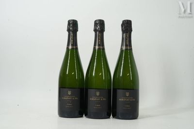 trois bouteilles de vin posées sur une table l'une à côté de l'autre