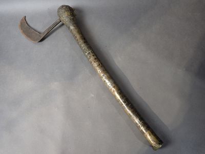 Hâche dans le goût Kota, acier, manche en bois et clouté de …