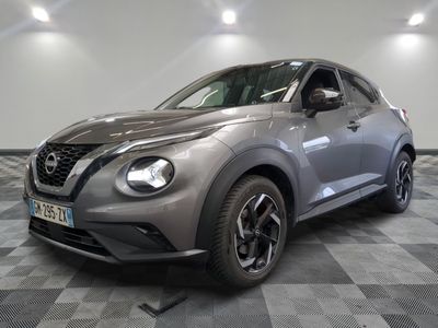 l'avant d'un SUV Nissan Juke argenté posé sur un sol à damier