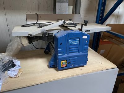 une machine bleue posée sur une table dans une pièce