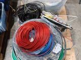 un tas de câbles et d'autres équipements électriques posés sur une palette
