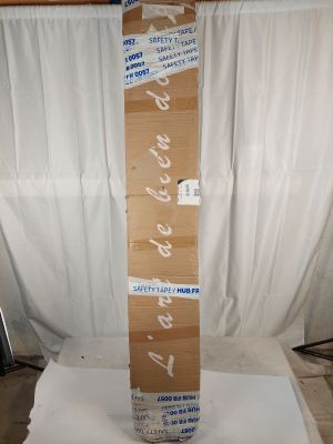 une boîte en carton posée sur une table