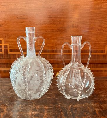 deux vases en verre transparent posés sur une table en bois