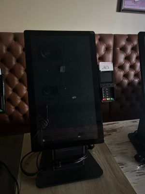 deux écrans d'ordinateur posés sur une table devant un mur