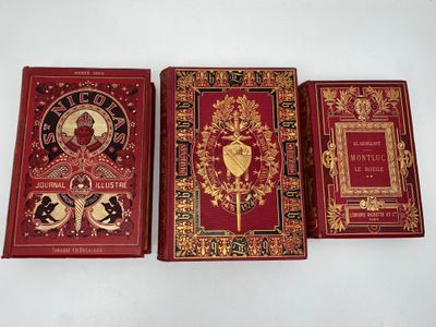 Trois livres sont alignés sur une surface blanche ; l'un est rouge et l'autre est doré.