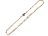 un collier de perles de culture et de diamants