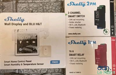 Deux boîtes contenant des appareils connectés sont posées sur une table.