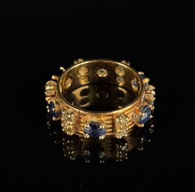 Bague anneau en or rose ornée de saphirs et de diamants.