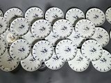 tout un tas d'horloges posées sur une table