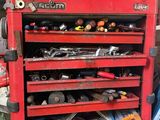 un établi rouge sur lequel sont posés des outils, dans un garage
