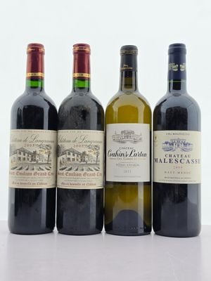 quatre bouteilles de vin sont alignées sur une table