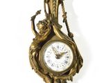 une horloge accrochée au mur sur le mur