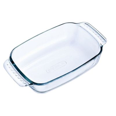 un plat de cuisson en verre transparent muni d'une poignée, sur fond blanc
